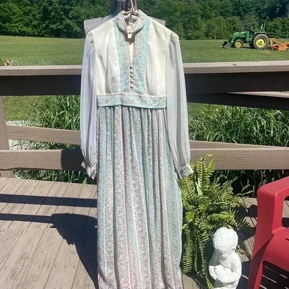 Vintage woman’s dress. The stress is super tiny. Measurements in photos. - Picture 1 of 14